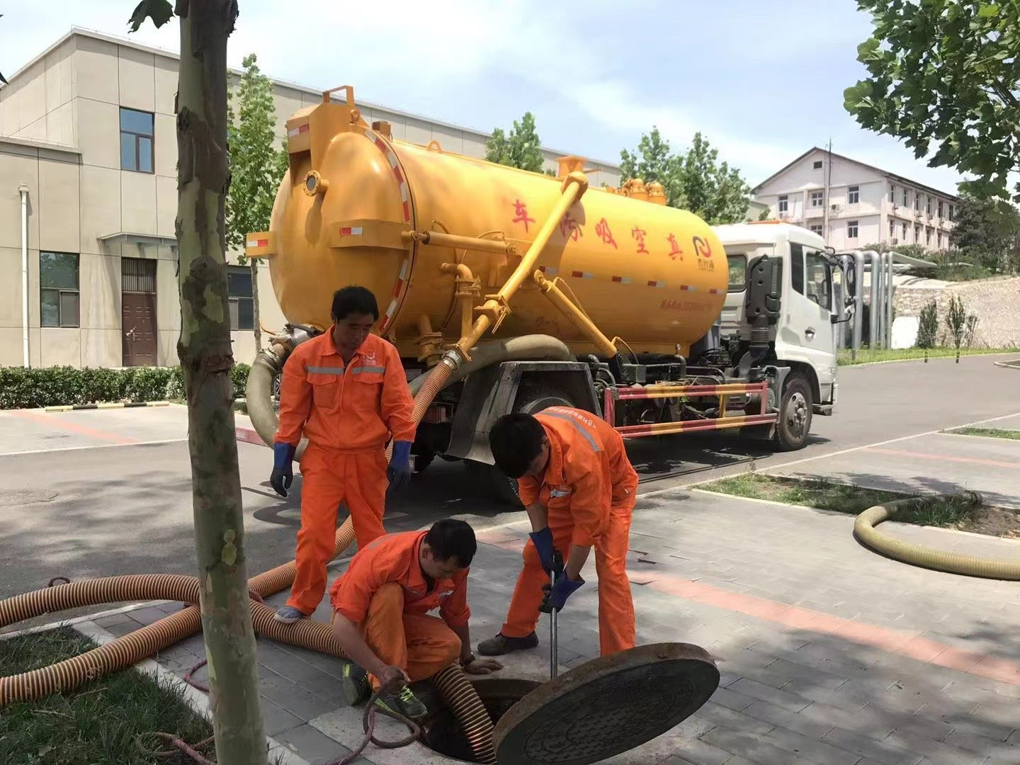 西乡塘管道疏通车停在窨井附近