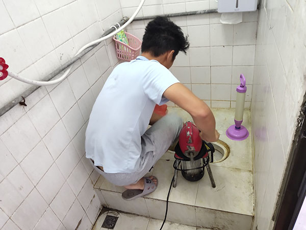 西乡塘管道堵塞冒臭气 专业师傅现场解决问题