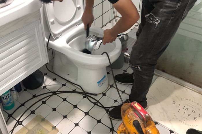 西乡塘马桶堵塞自己疏通还是找师傅?专业上门服务让你省时更省心